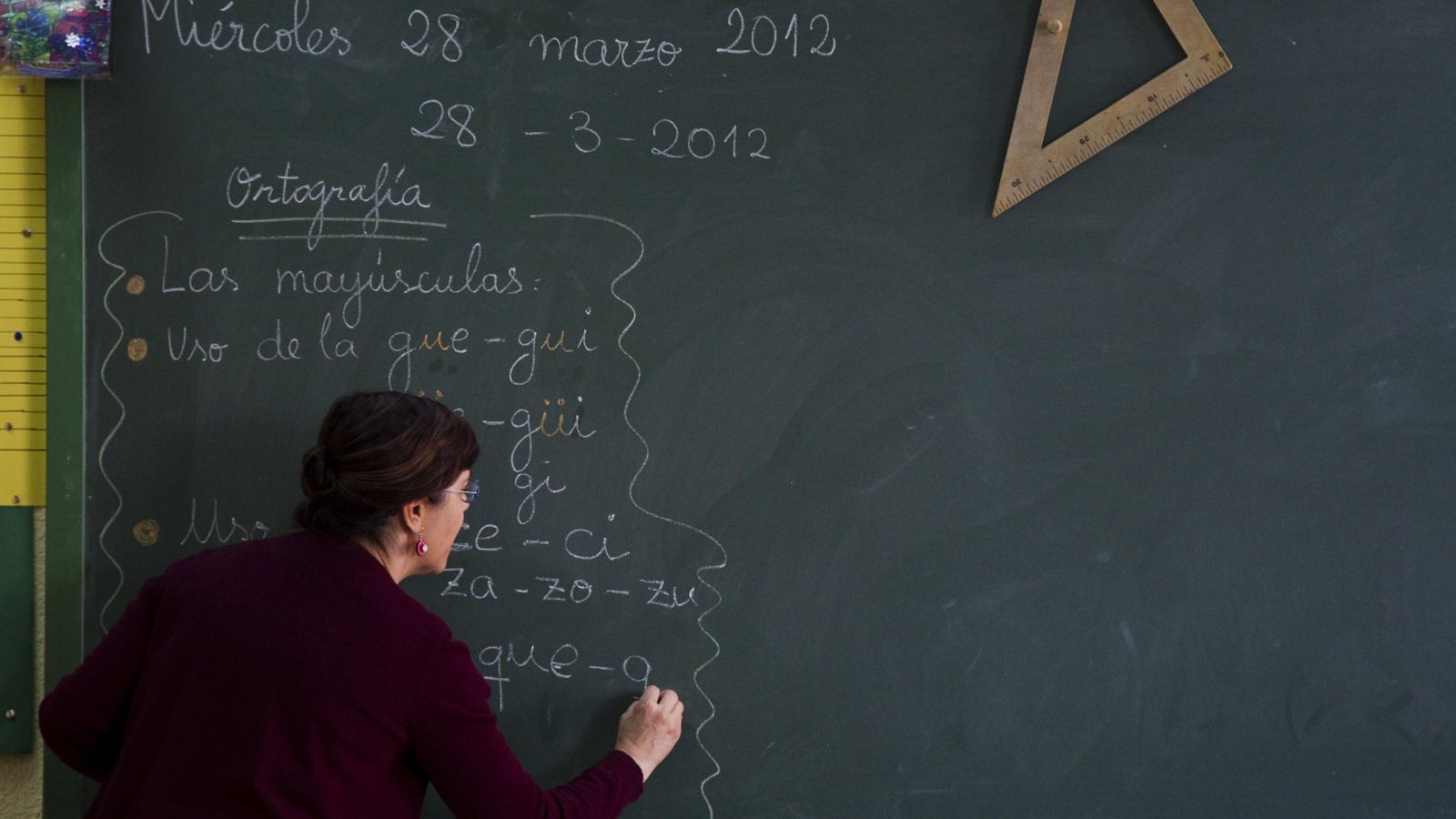 Foto: Una profesora escribe en la pizarra de un colegio público español. (Reuters)