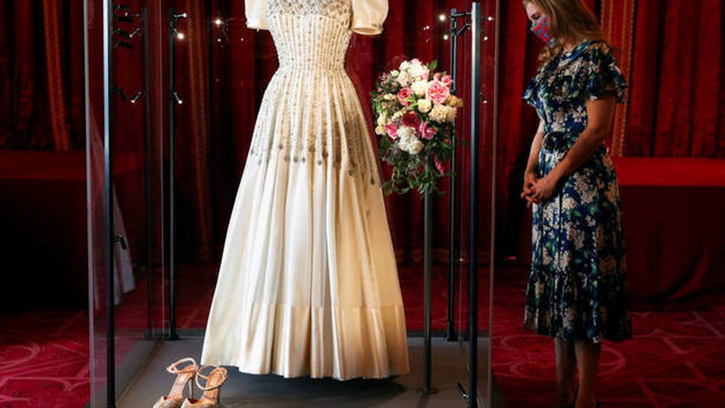 La princesa Beatriz observa su vestido de novia. (Reuters)