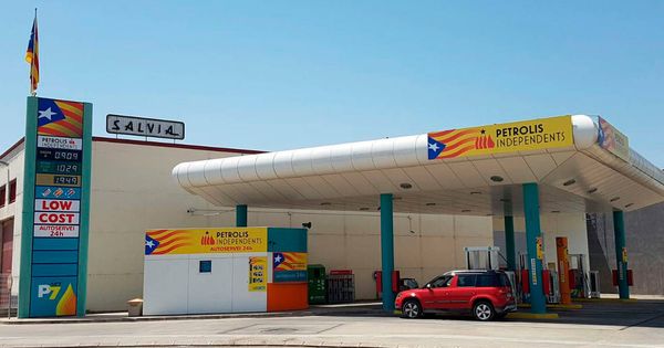 Foto: Una gasolinera de Petrolis Independents, poner la estelada es legal, sacar el móvil no (EFE)