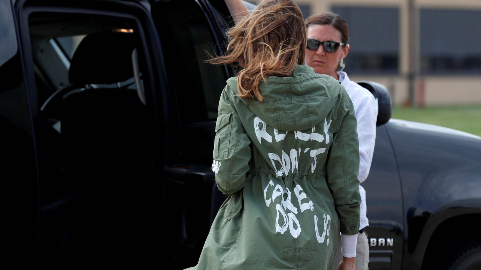 Foto: Melania Trump con la chaqueta de la discordia. (Reuters)