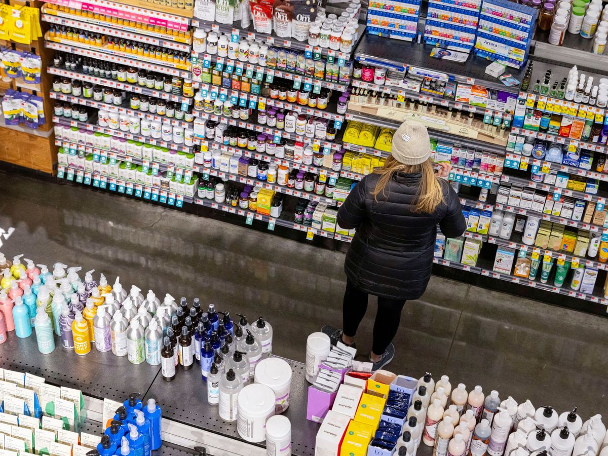 Foto: Una persona compra en un supermercado en Manhattan, Nueva York (Reuters)