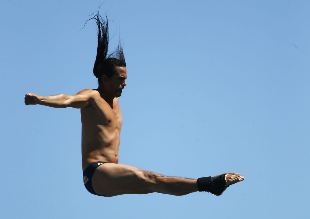 Foto: Orlando Duque ejecutando su salto ayer en Barcelona