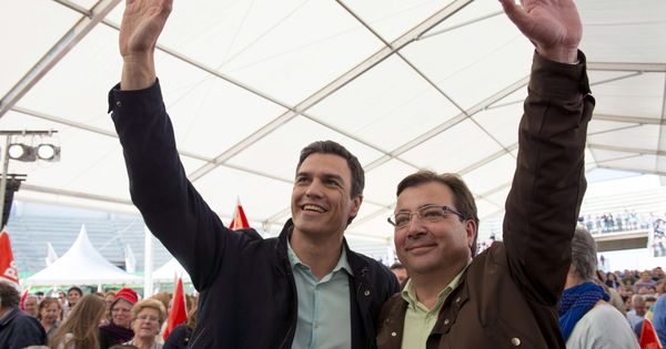 Foto: El secretario general del PSOE, Pedro Sánchez, acompañado por Guillermo Fernández Vara en 2015. (EFE)