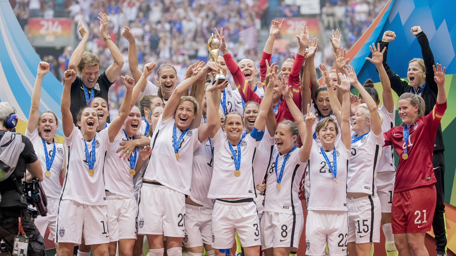 Foto: El equipo estadounidense celebra u tercer título mundialista. (EFE)