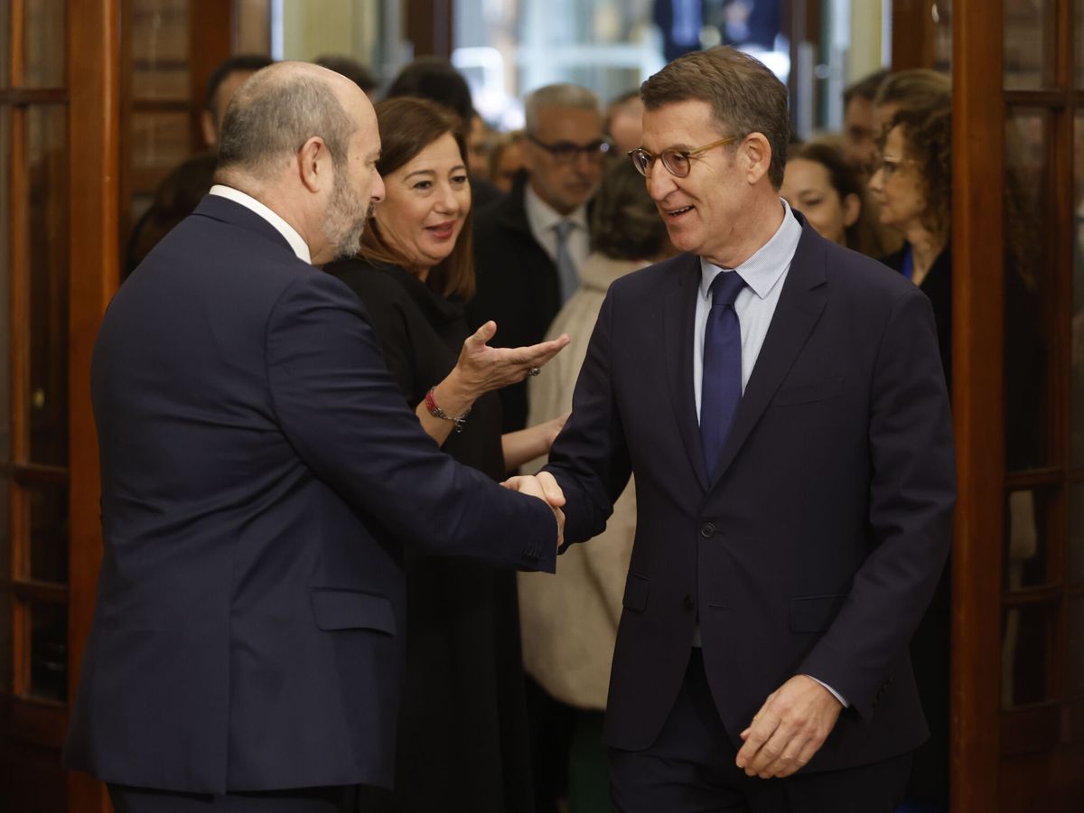 Foto: El líder del PP, Alberto Núñez Feijóo (d), saluda al presidente del Senado, Pedro Rollán (i). Por detrás, la presidenta del Congreso, Francina Armengol. (EFE/Mariscal)