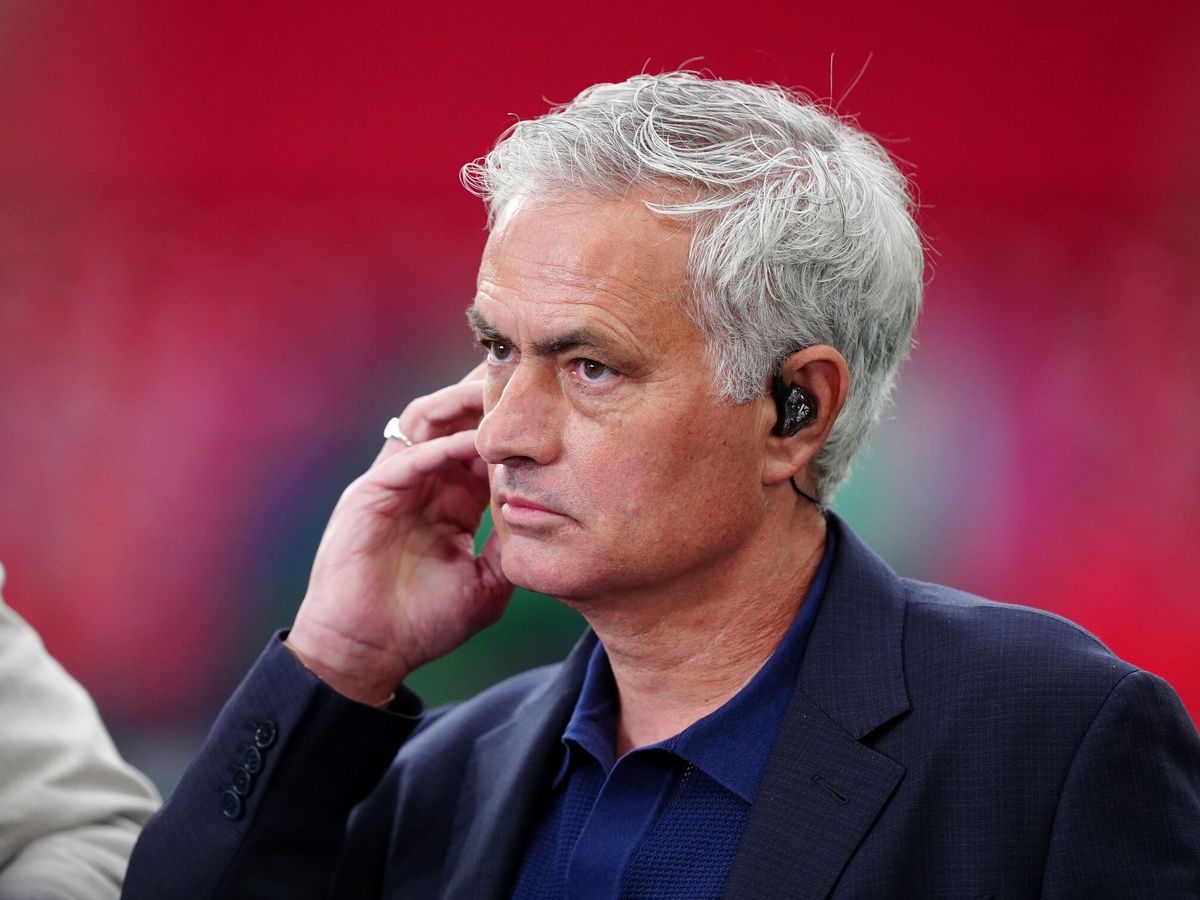 Foto: Mourinho, en el césped de Wembley como comentarista. (Europa Press/Mike Egerton)