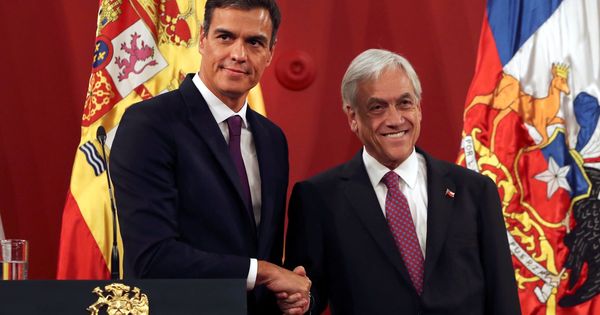 Foto: Pedro Sánchez estrecha la mano del presidente chileno, Sebastián Piñera, este 27 de agosto en el Palacio de la Moneda. (EFE)