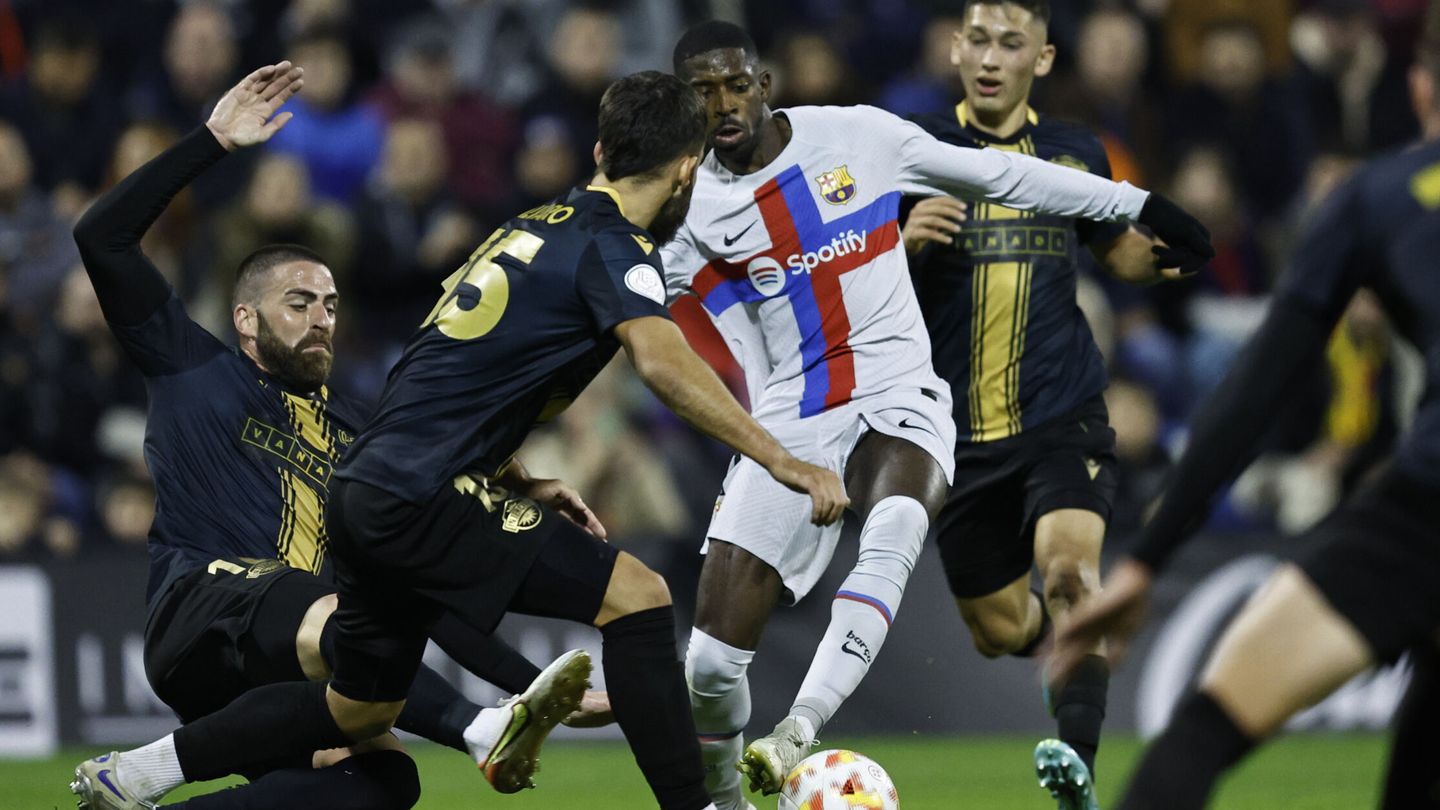 Ousmane Dembélé intenta escaparse de los jugadores del CF Intercity. (EFE/Biel Aliño)