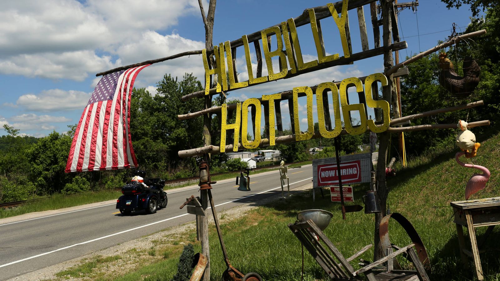 Foto: Rótulo de "Hot dogs pueblerinos" en Lesage, Virginia Occidental, en mayo de 2014 (Reuters)