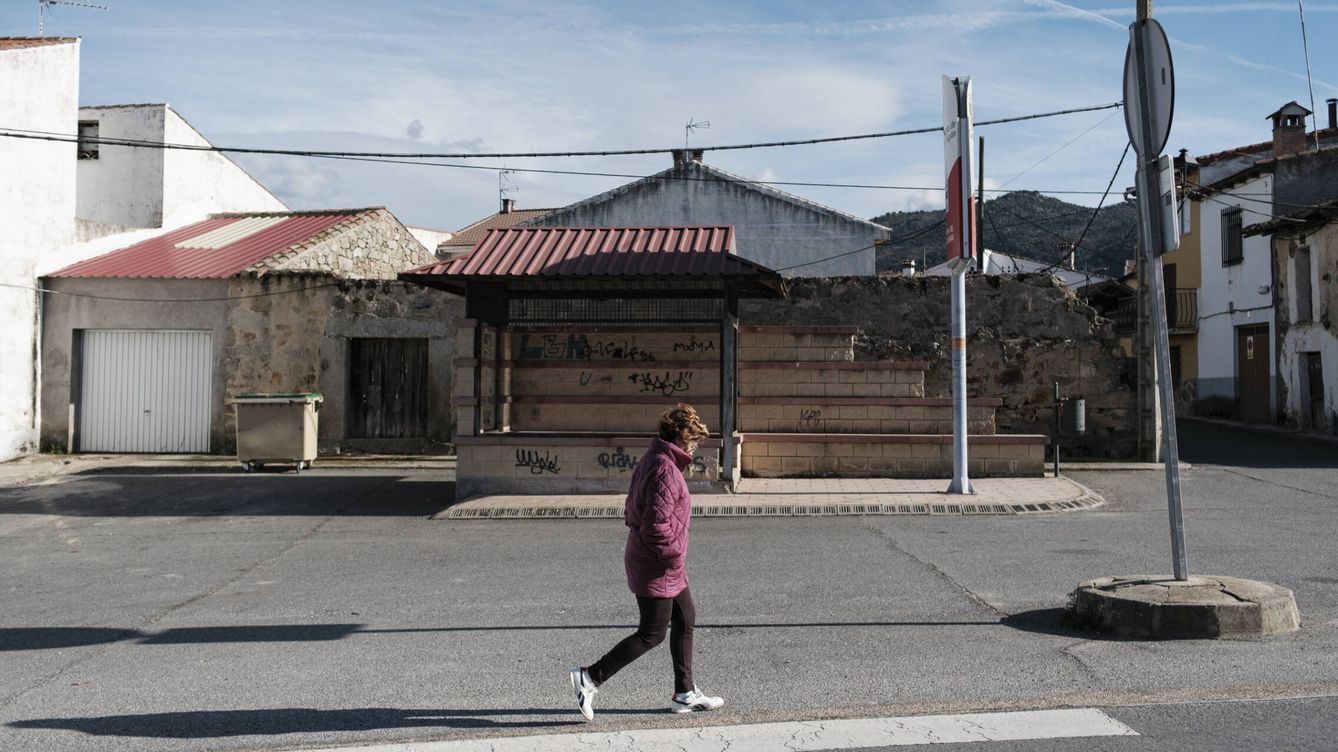 Foto: Una mujer pasea por una de las localidades cercanas a Sotillo de la Adrada. (S.B.)
