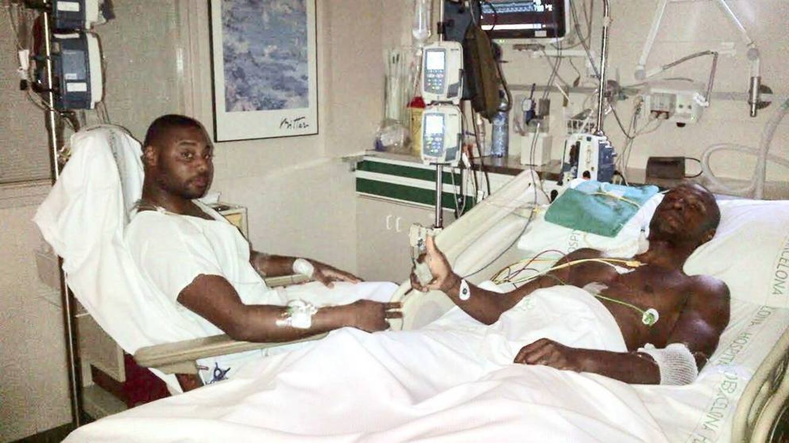 Foto: Abidal muestra una foto con su primo, tras el trasplante de hígado. (EFE)