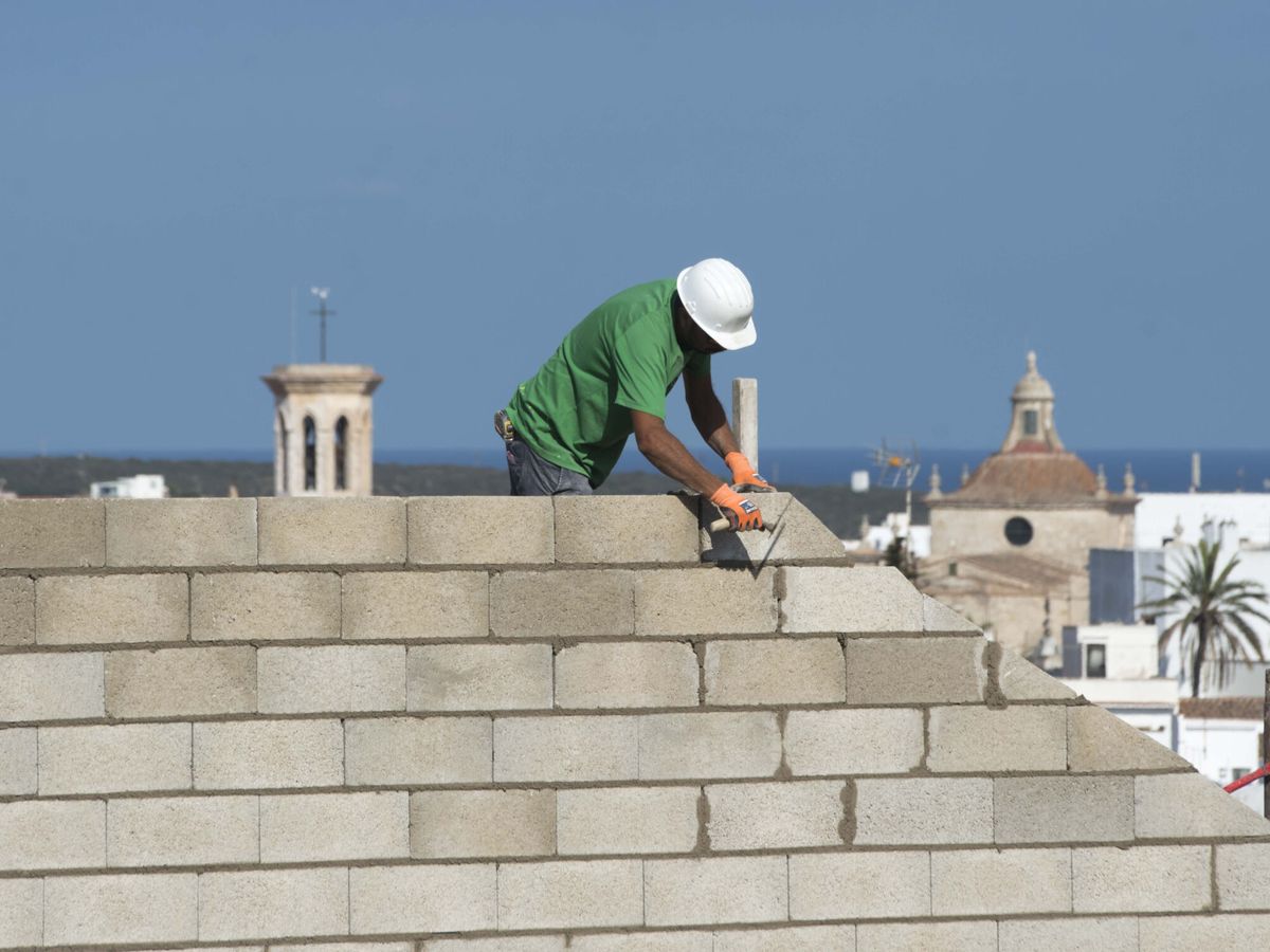 Foto: Un obrero trabaja en la construcción de una vivienda. (EFE/David Arquimbau Sintes)