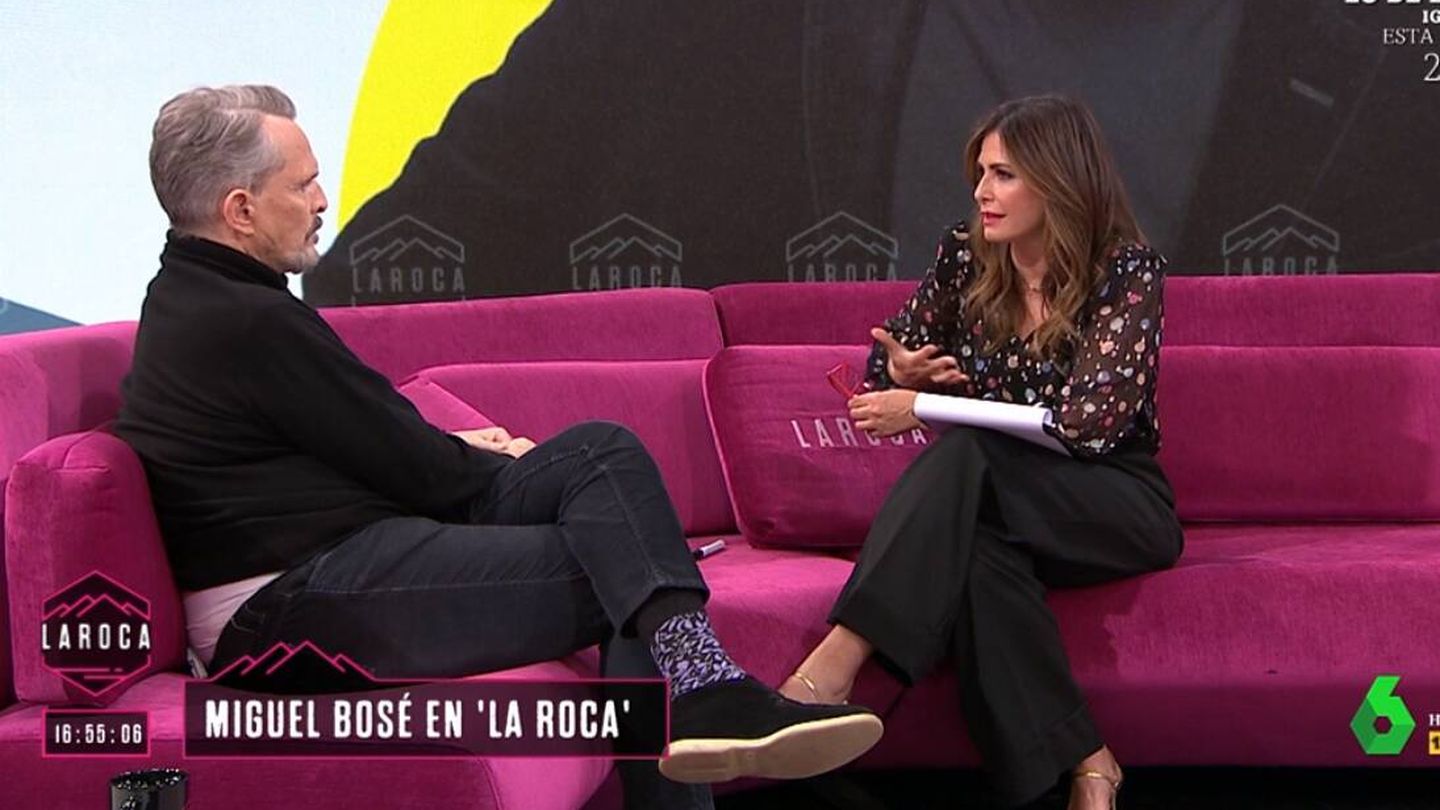 Miguel Bosé junto a Nuria Roca. (Atresmedia)