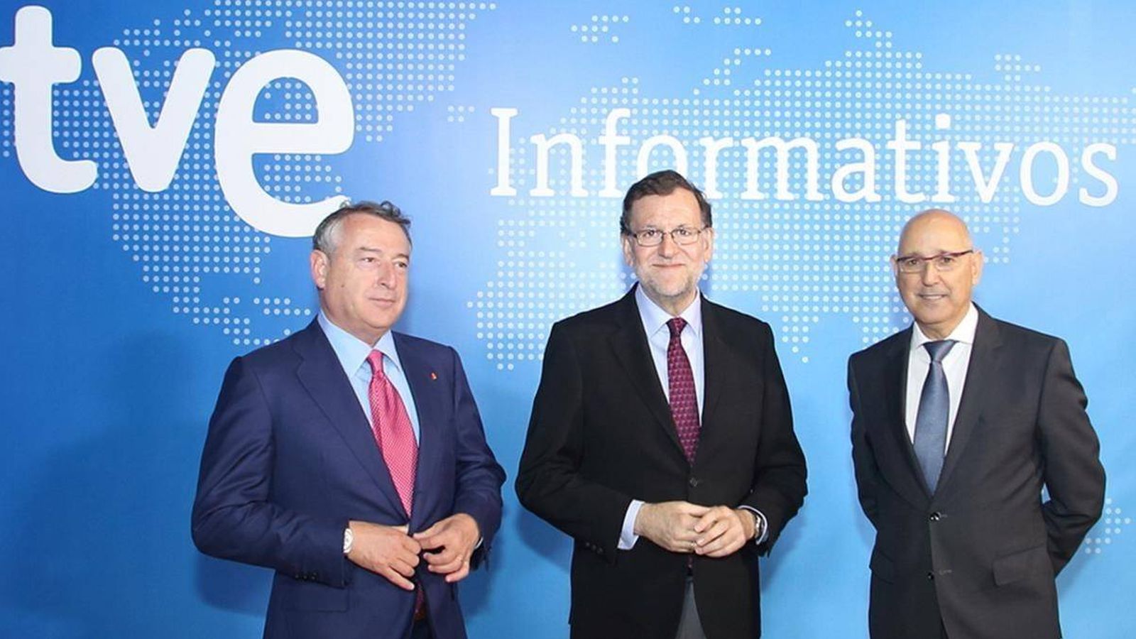 Foto: Mariano Rajoy, con el presidente de RTVE, José Antonio Sánchez (i), y el jefe de Informativos de TVE, José Antonio Álvarez Gundín. 