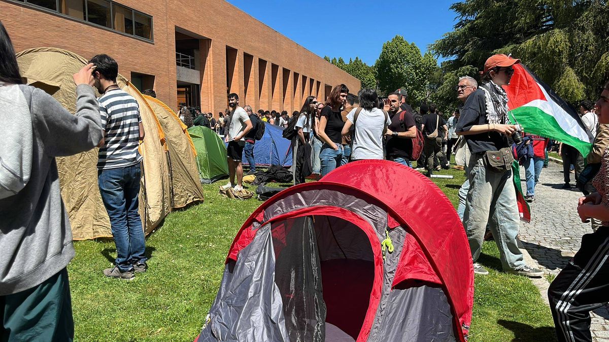 Pancartas y mesas de camping: las tiendas de campaña a favor de Palestina llegan a la universidad de Madrid