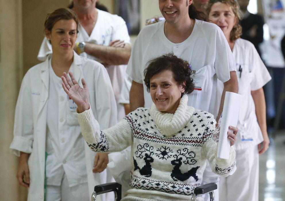 Foto: Teresa Romero a su salida del hospital Carlos III (EFE)