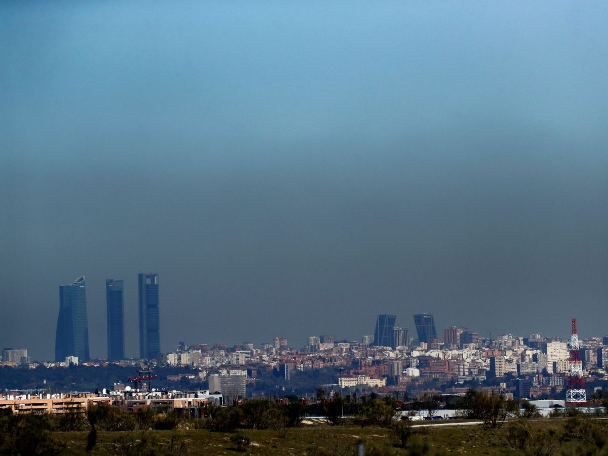 Foto: Madrid, entre las ciudades españolas en las que se sobrepasa los límites de sustancias contaminantes (EFE)