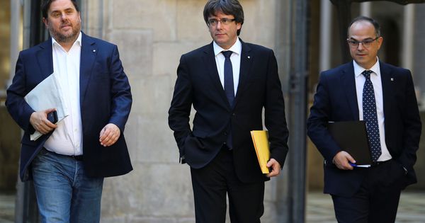 Foto: Puigdemont, Junqueras y Turull a su llegada al Consell Executiu. (REUTERS) 