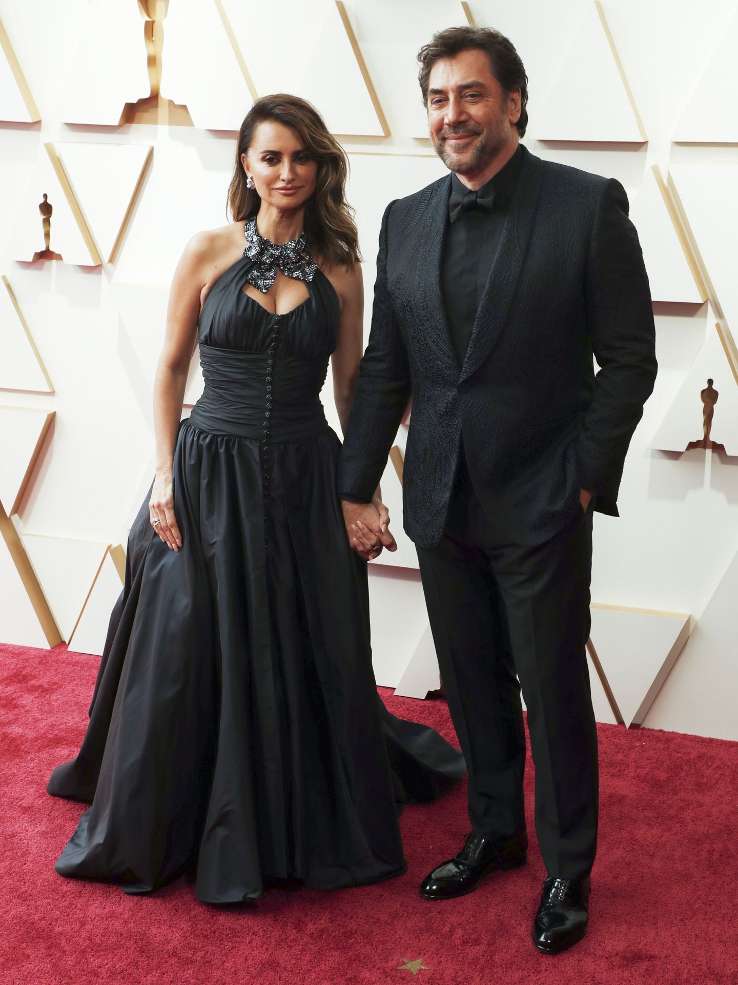 Javier Bardem y Penélope Cruz posan durante la entrega de los Premios Oscar. (EFE/EPA/David Swanson)