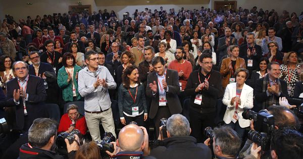 Foto: Javier Fernández, flanqueado por Edu Madina, Sara Hernández y Mario Jiménez, en la apertura del foro político, este sábado. (Inma Mesa / PSOE)