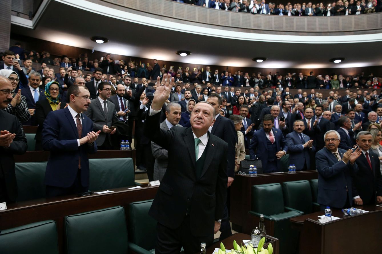 El presidente turco Recep Tayyip saluda a miembros de su Partido Justicia y Desarrollo (AKP) en el Parlamento en Ankara, el 13 de febrero de 2018. (Reuters)