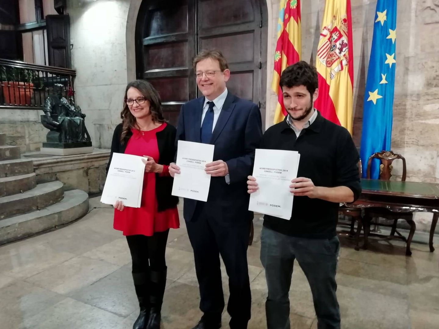 Mónica Oltra, Ximo Puig y Antonio Estañ, el martes en la firma del acuerdo presupuestario.