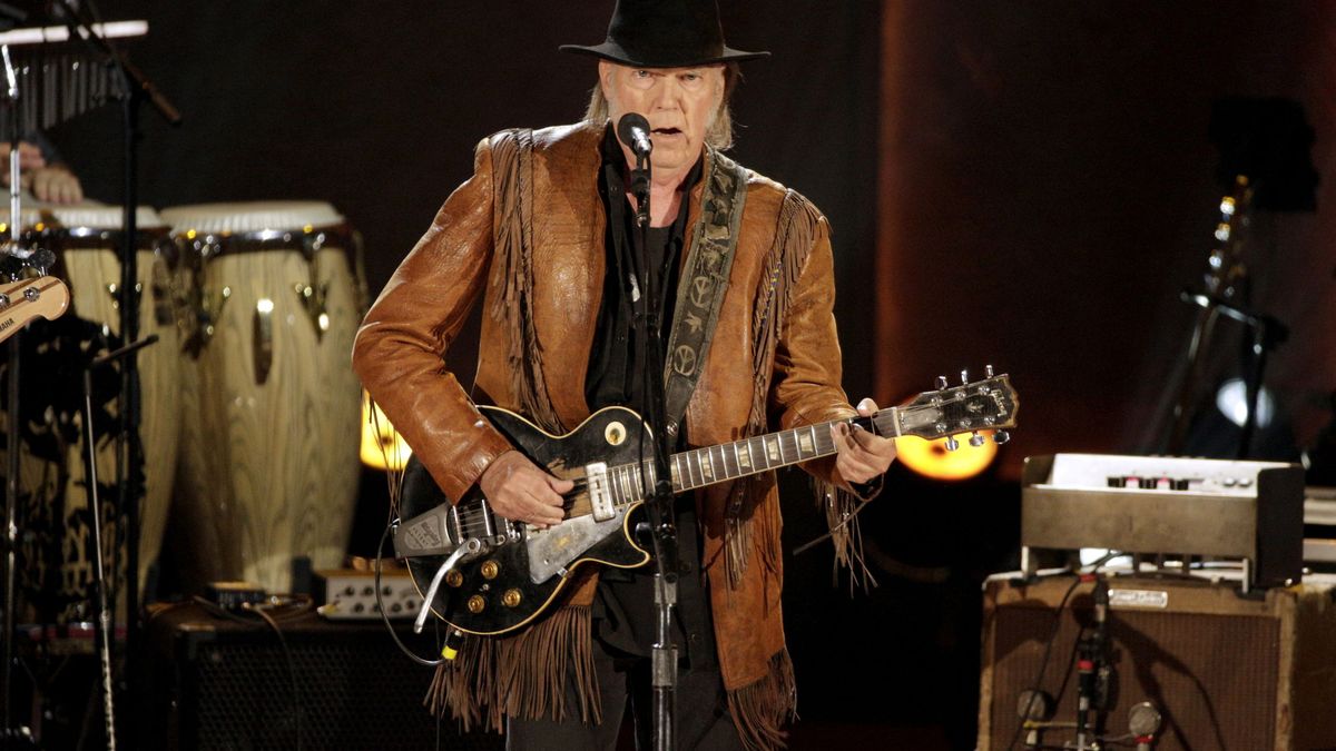 Neil Young pide a Spotify que elimine su música por desinformación sobre vacunas