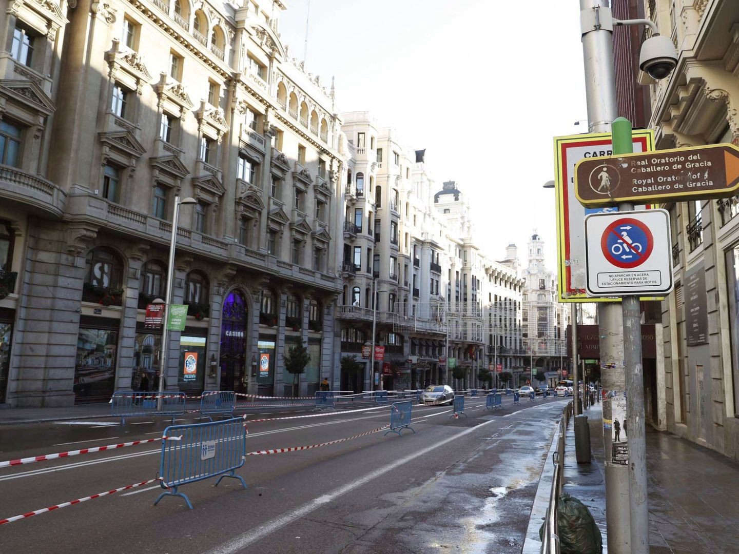 Señal de prohibición de aparcar motocicletas en las aceras de la Gran Vía madrileña. (Efe)