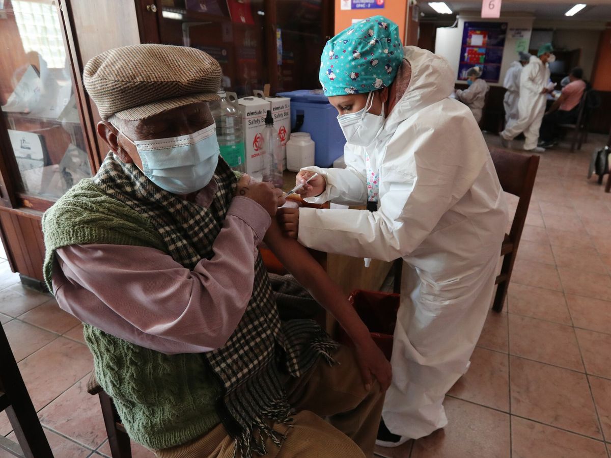 Foto: Vacunación contra el covid en La Paz (Bolivia). Efe