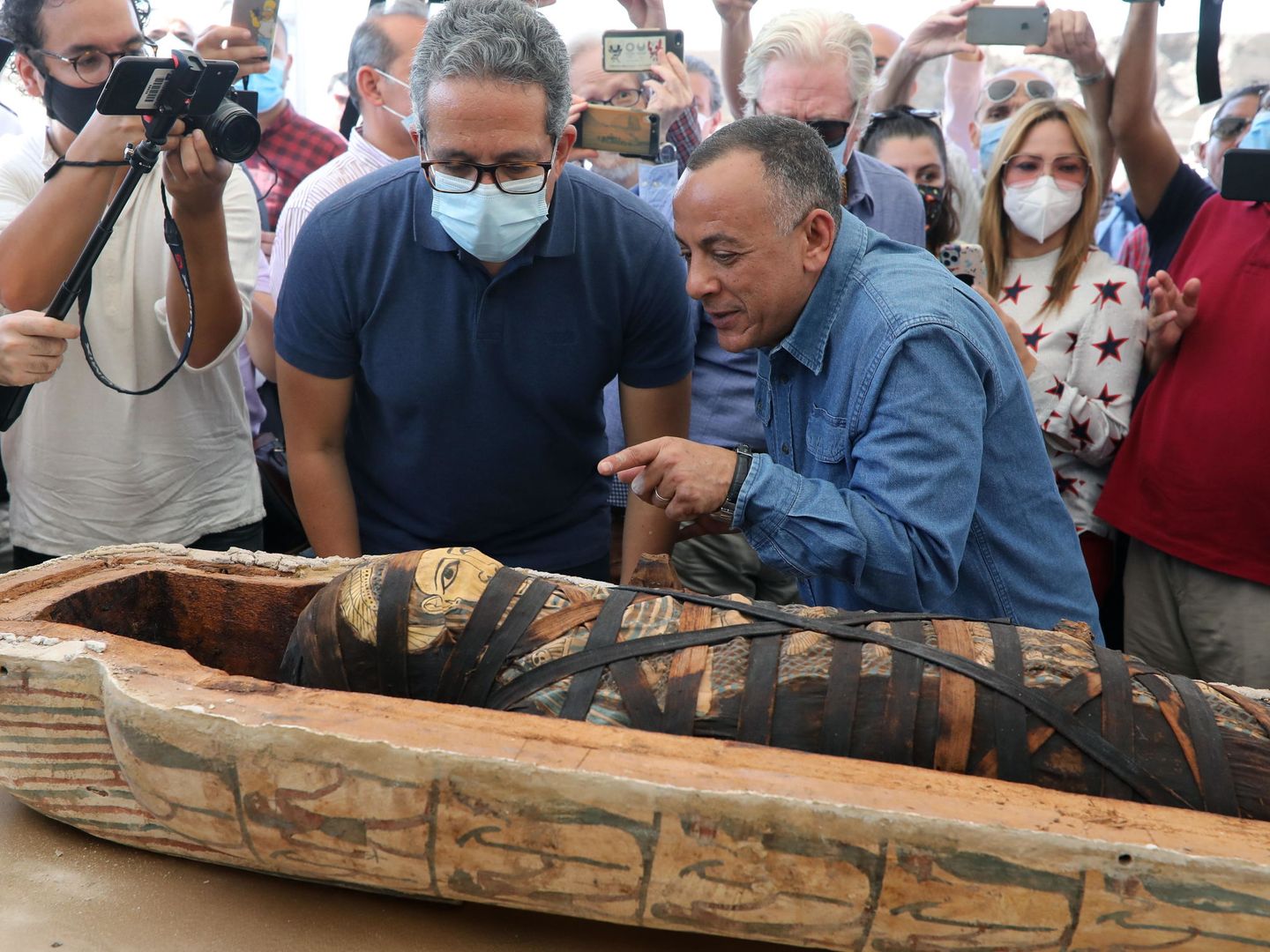 Las autoridades egipcias, durante la apertura del sarcófago. Foto: EFE EPA KHALED ELFIQI