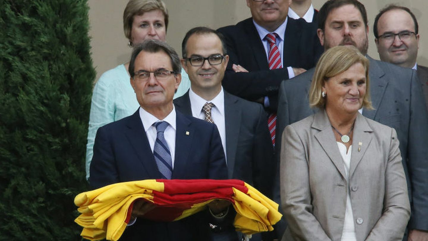 Catalonia's regional president mas holds regional flag surrounded by local politicians during ceremony to mark 'diada de catalunya' in barcelona