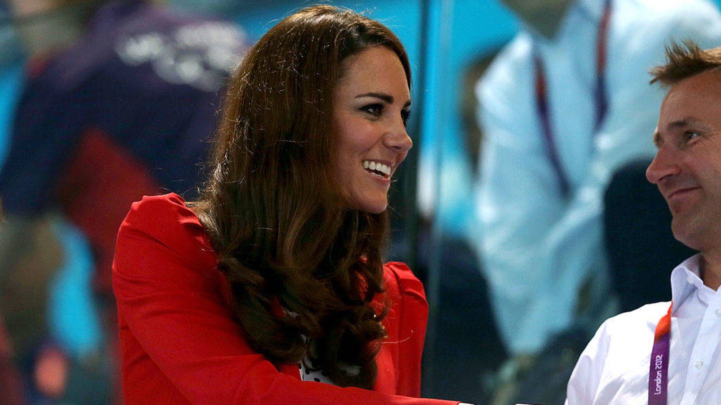 Kate Middleton, en 2012 cuando estrenó el blazer rojo. (Getty)