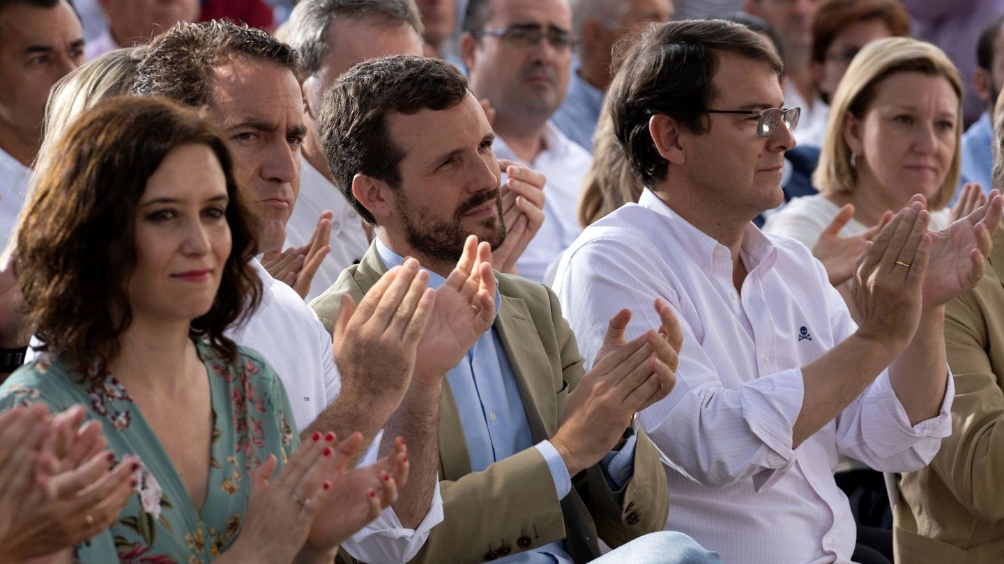 Casado junto al presidente de la Junta y del PP de Castilla y León, Alfonso Fernández Mañueco (d), la presidenta de la Comunidad de Madrid, Isabel Díaz Ayuso (i) y el secretario general del PP, Teodoro García Egea. (EFE)