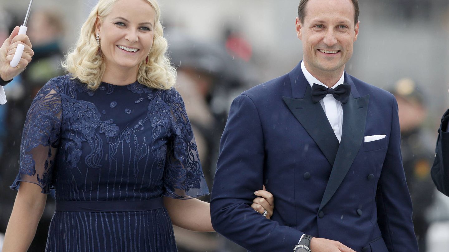 Con su marido, Haakon de Noruega, en la celebración del 80 cumpleaños del rey Harald. (Gtres)