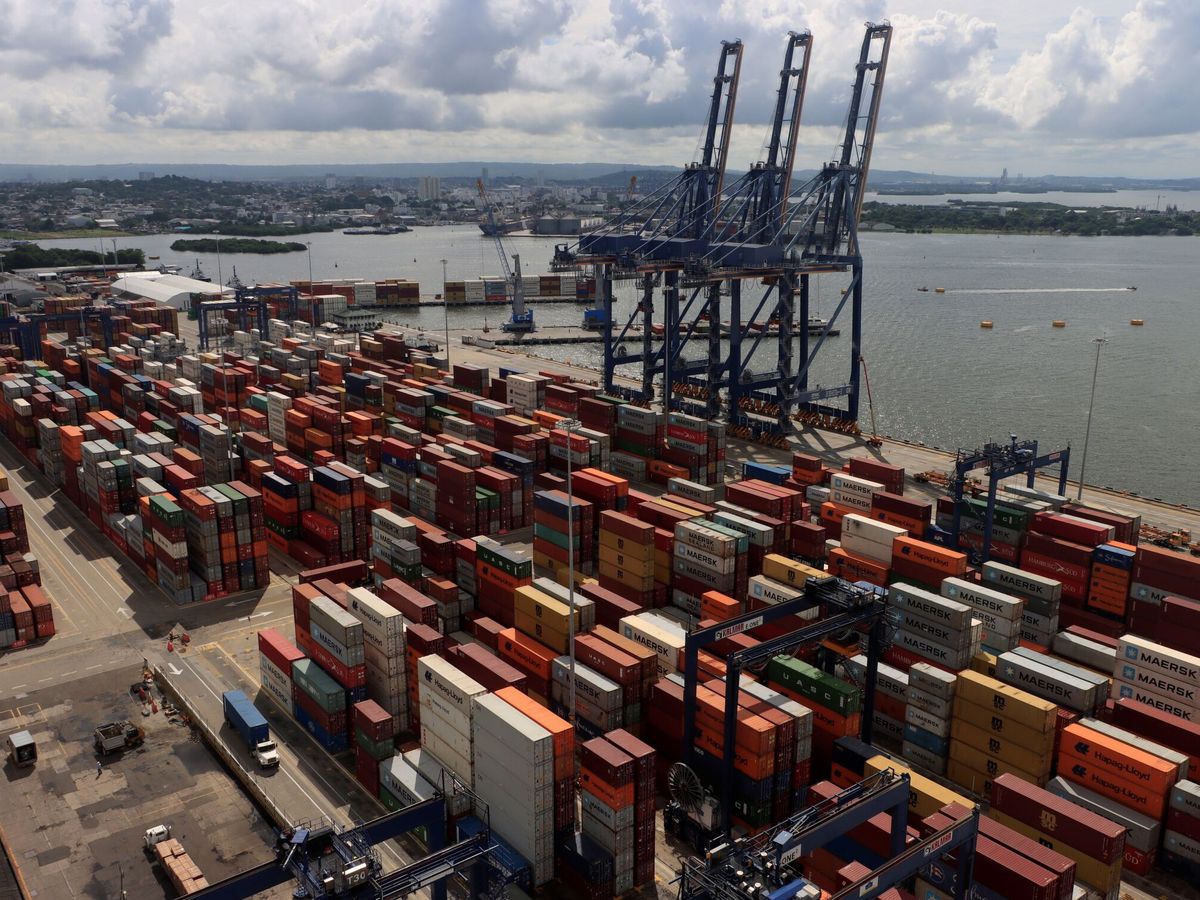 Foto: Cientos de contenedores, en un puerto. (EFE/Maldonado Rozo)