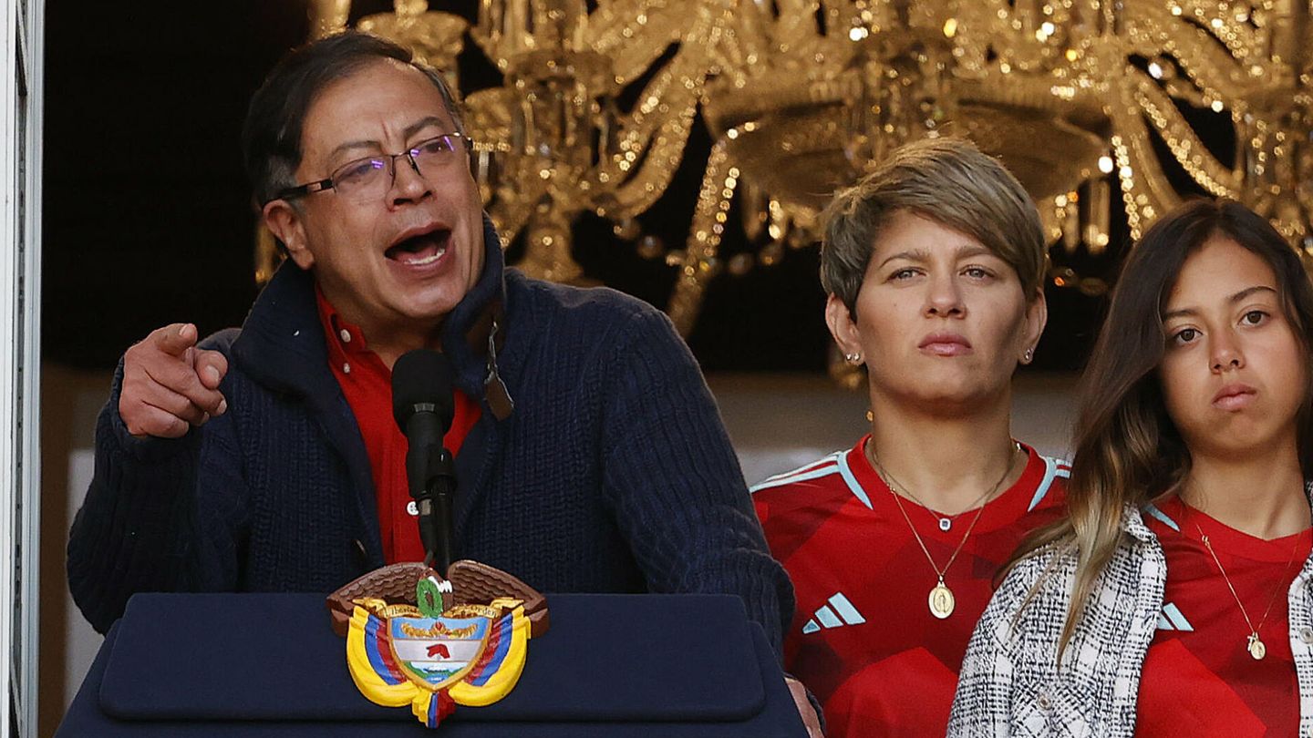El presidente de Colombia, junto a Verónica Alcocer y su hija Antonella. (EFE/Mauricio Dueñas Castañeda)