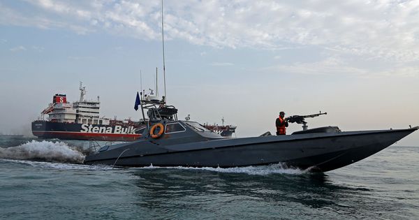 Foto: Una embarcación de la Guardia Revolucionaria de Irán cerca del Stena Impero. (Reuters)