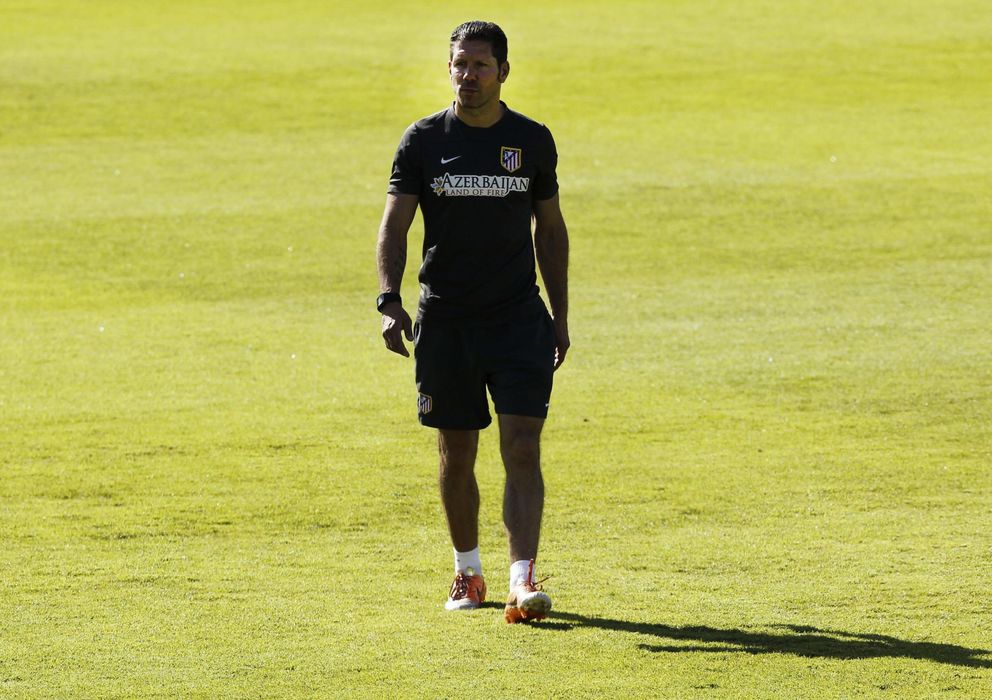 Foto: Simeone, durante un entrenamiento del Atlético de Madrid (Efe).