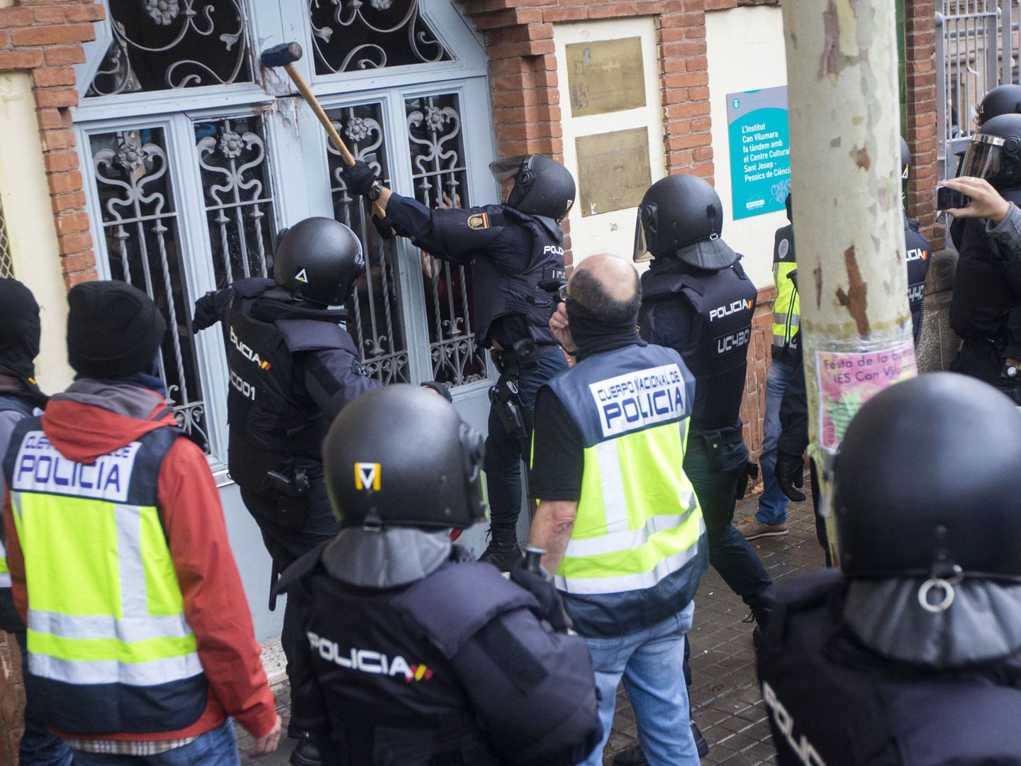Agentes antidisturbios de la Policía Nacional el 1-O. (EFE) 