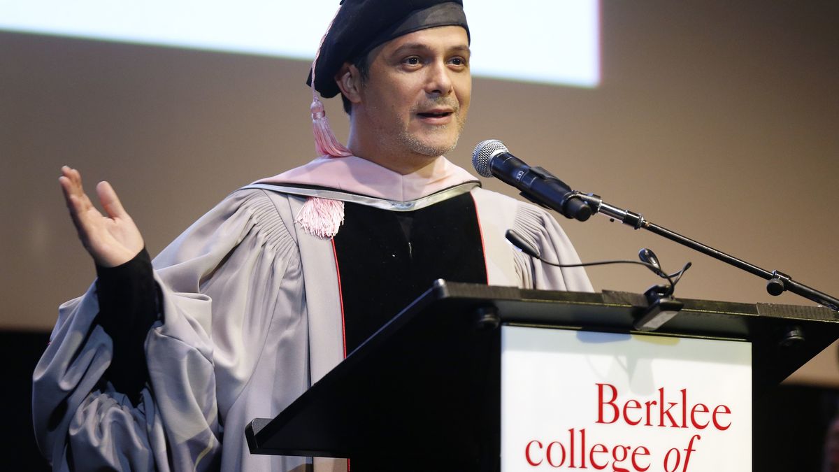 Alejandro Sanz, investido doctor "honoris causa" por la Universidad de Berklee