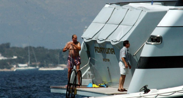 El rey Juan Carlos duchándose a bordo del 'Fortuna' durante unas vacaciones en Ibiza. (I.C.)