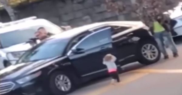 Foto: El bebé se dirige hacia un policía con las manos en alto (Foto: YouTube)