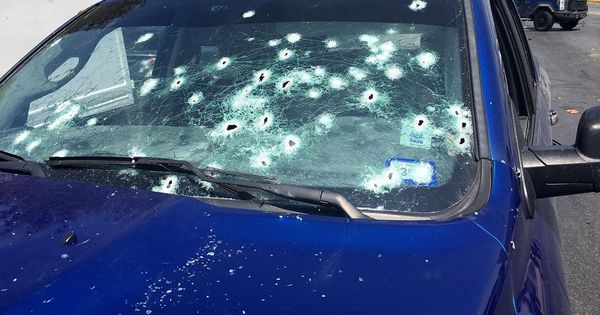 Foto: El parabrisas de un vehículo, acribillado a tiros en un enfrentamiento entre bandas. (EFE)