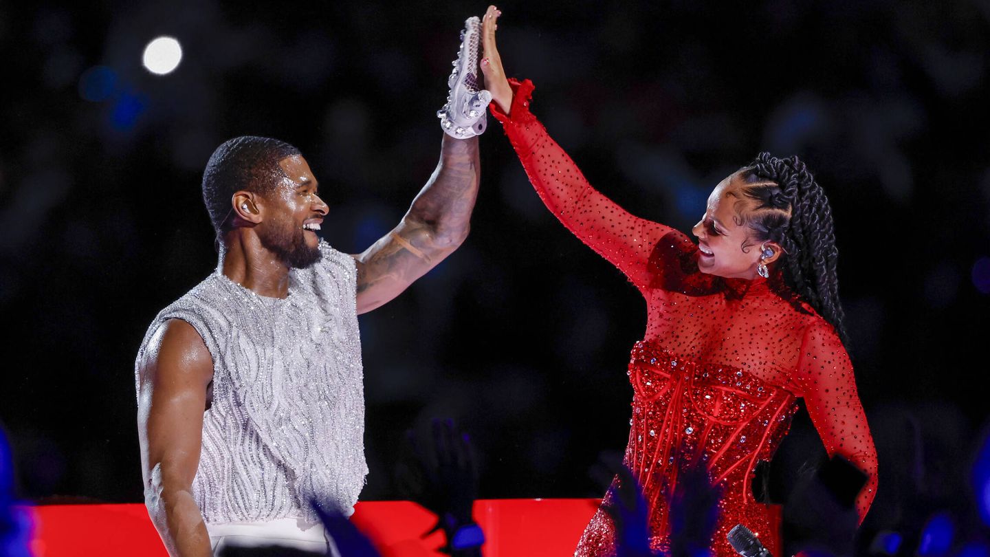 Alicia Keys y Usher durante la actuación de la Super Bowl. (Gtres)
