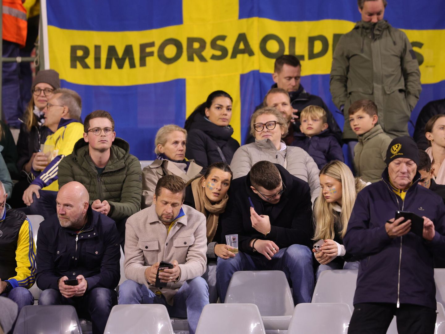 Aficionados suecos permanecen en sus butacas a la espera de poder abandonar el estadio.