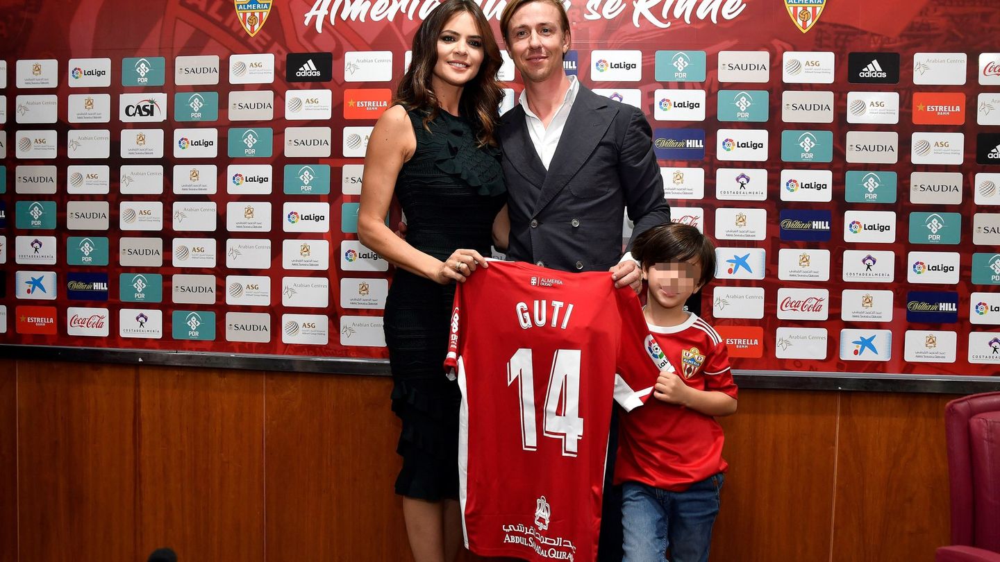 Guti, acompañado de su esposa, la presentadora de televisión Romina Belluscio. (EFE)