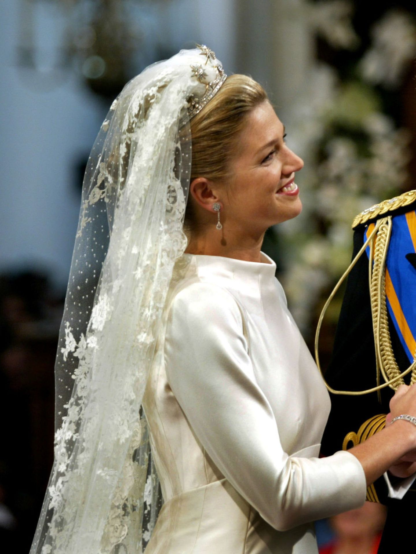 Detalle del velo y la parte superior del vestido de Máxima de Holanda. (Reuters)