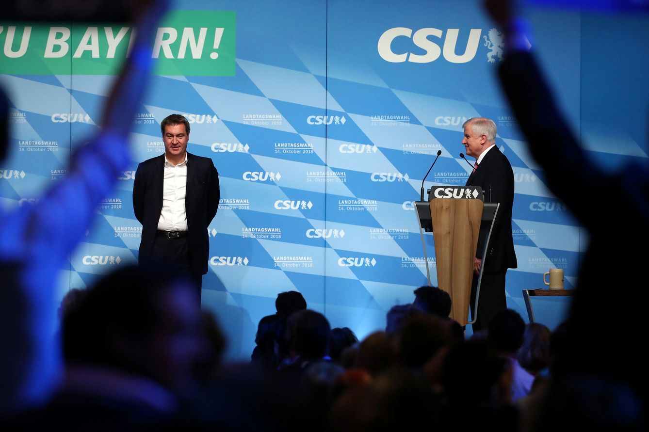 El líder de la CDU Horst Seehofer y el primer ministro bávaro Markus Soeder durante un mitin en Munich, el 12 de octubre de 2018. (Reuters)