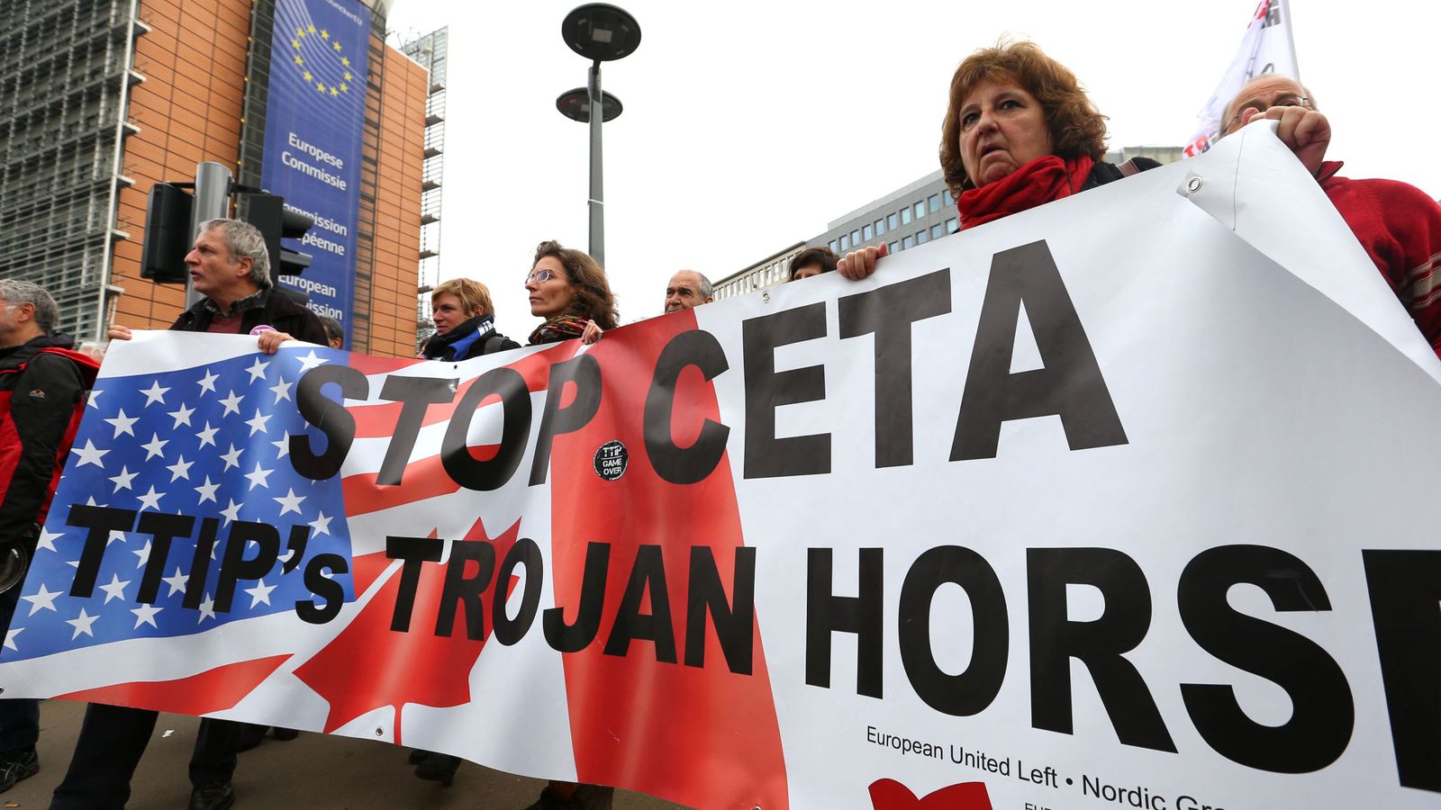 Foto: Manifestantes protestan contra el CETA frente a la sede de la Comisión Europea en Bruselas, el 27 de octubre (Reuters)