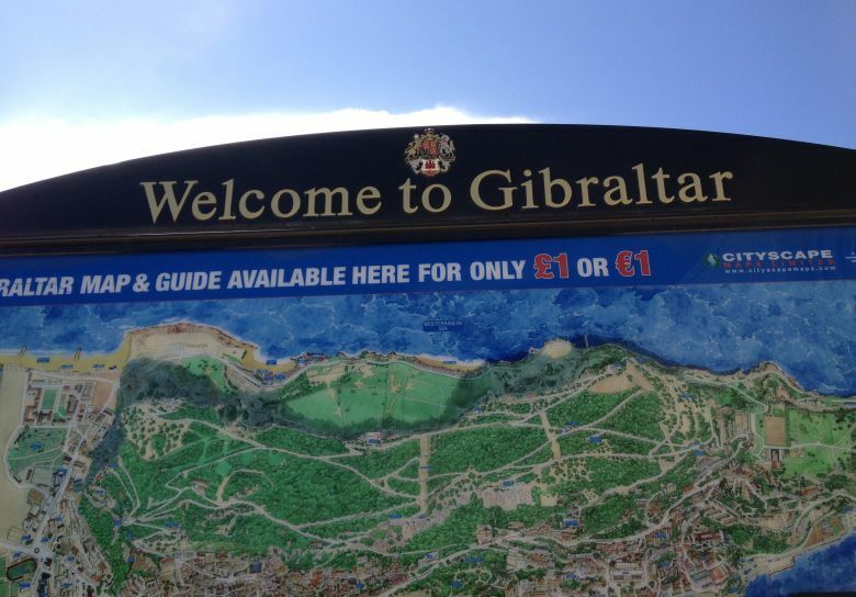 Cartel en la frontera con Gibraltar.  (A.R.)
